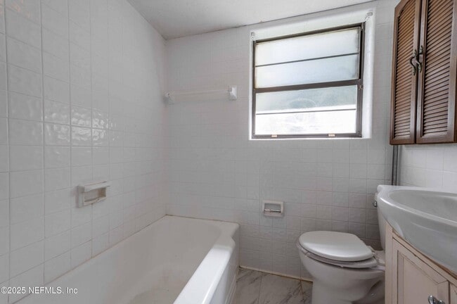 Building Photo - 777 La Marche Dr