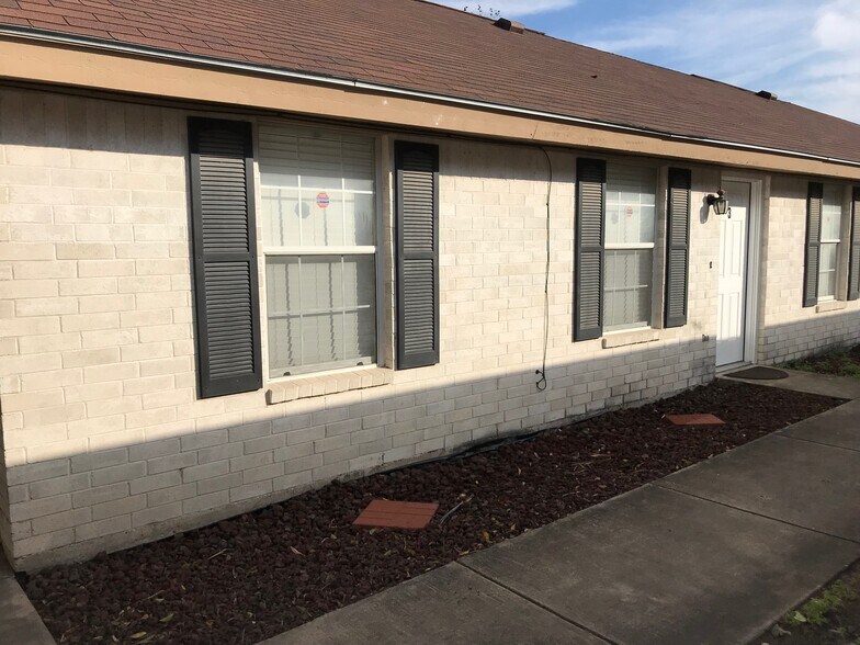 Front of 4 plex. - 1801 Lexington Circle
