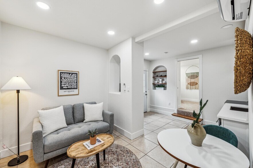 Building Photo - 16026 Selborne Dr