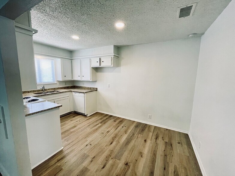 Building Photo - 1203 Redwood St