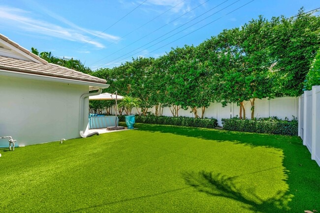 Building Photo - 136 Worth Ct S