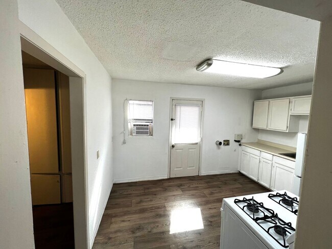 Building Photo - E 9th Duplex 1