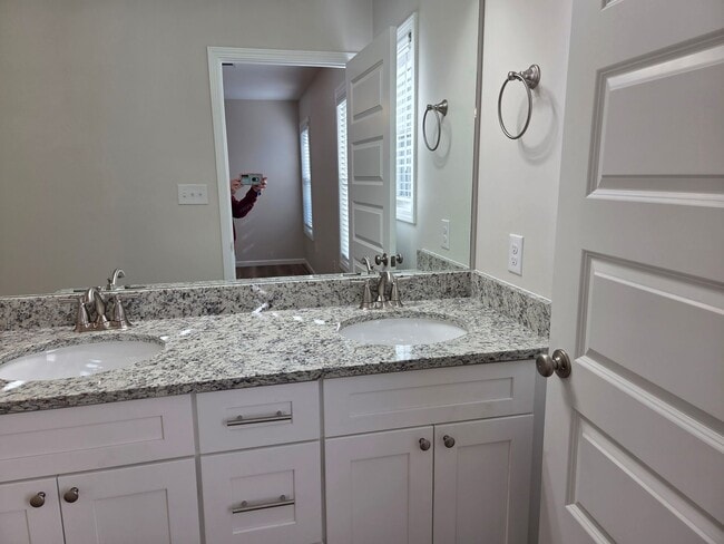 Building Photo - 3 Bed 2 bath home on corner lot