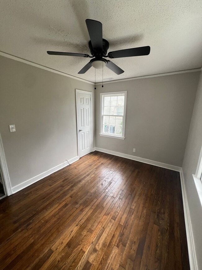 Building Photo - Two bedroom one bath