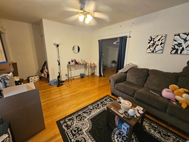 Building Photo - Lovely and Very Large Ravenswood Manor 1 BR