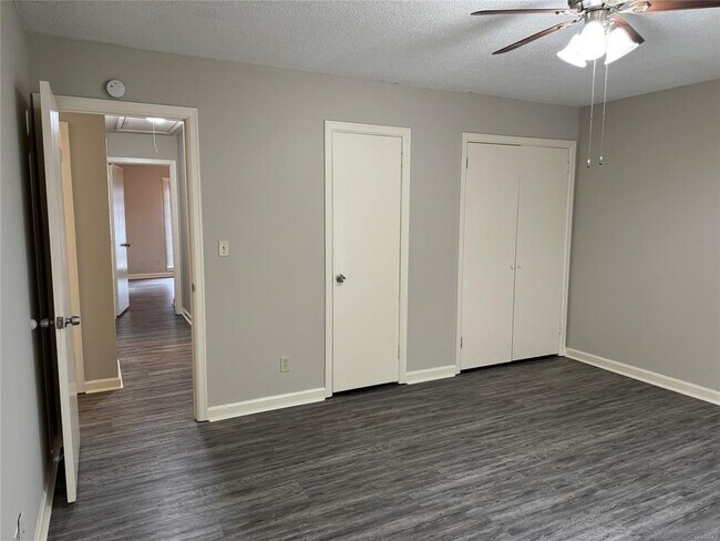 Building Photo - 2233 W Aberdeen Dr