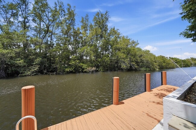 Building Photo - 1400 NE 57th St