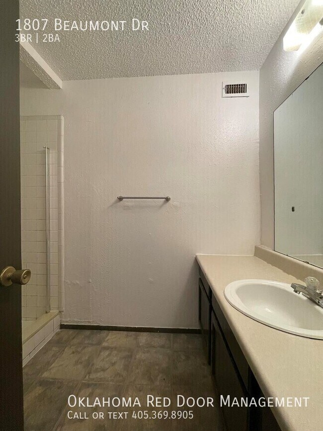 Building Photo - 1807 Beaumont Dr