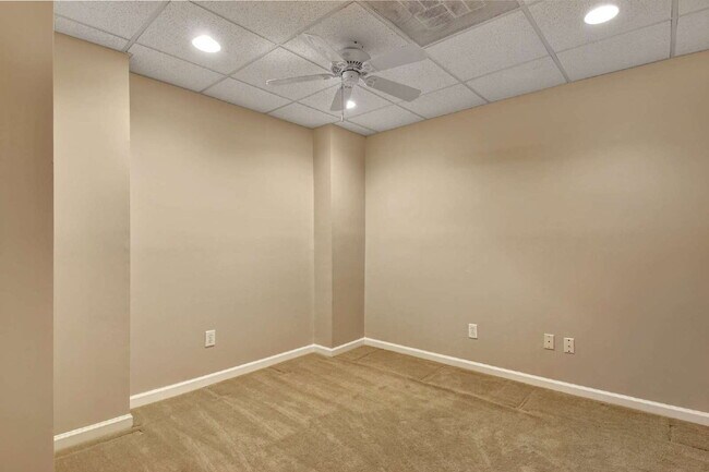 Building Photo - 49 Montrose Ln