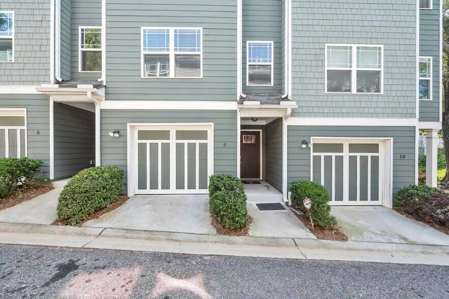 Building Photo - 1365 Memorial Dr SE