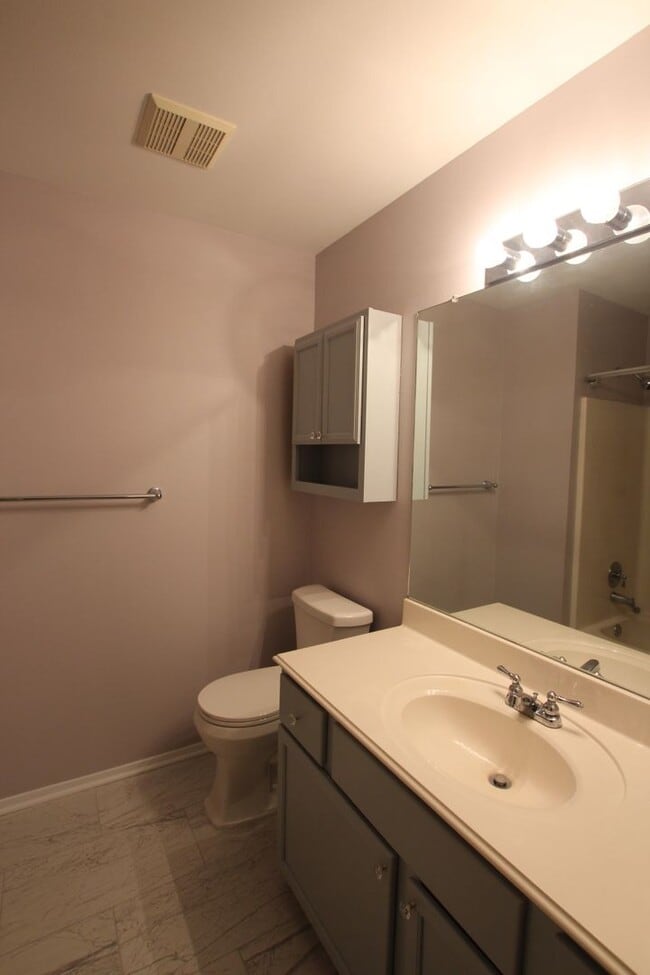 Building Photo - 408 Redbud Cir