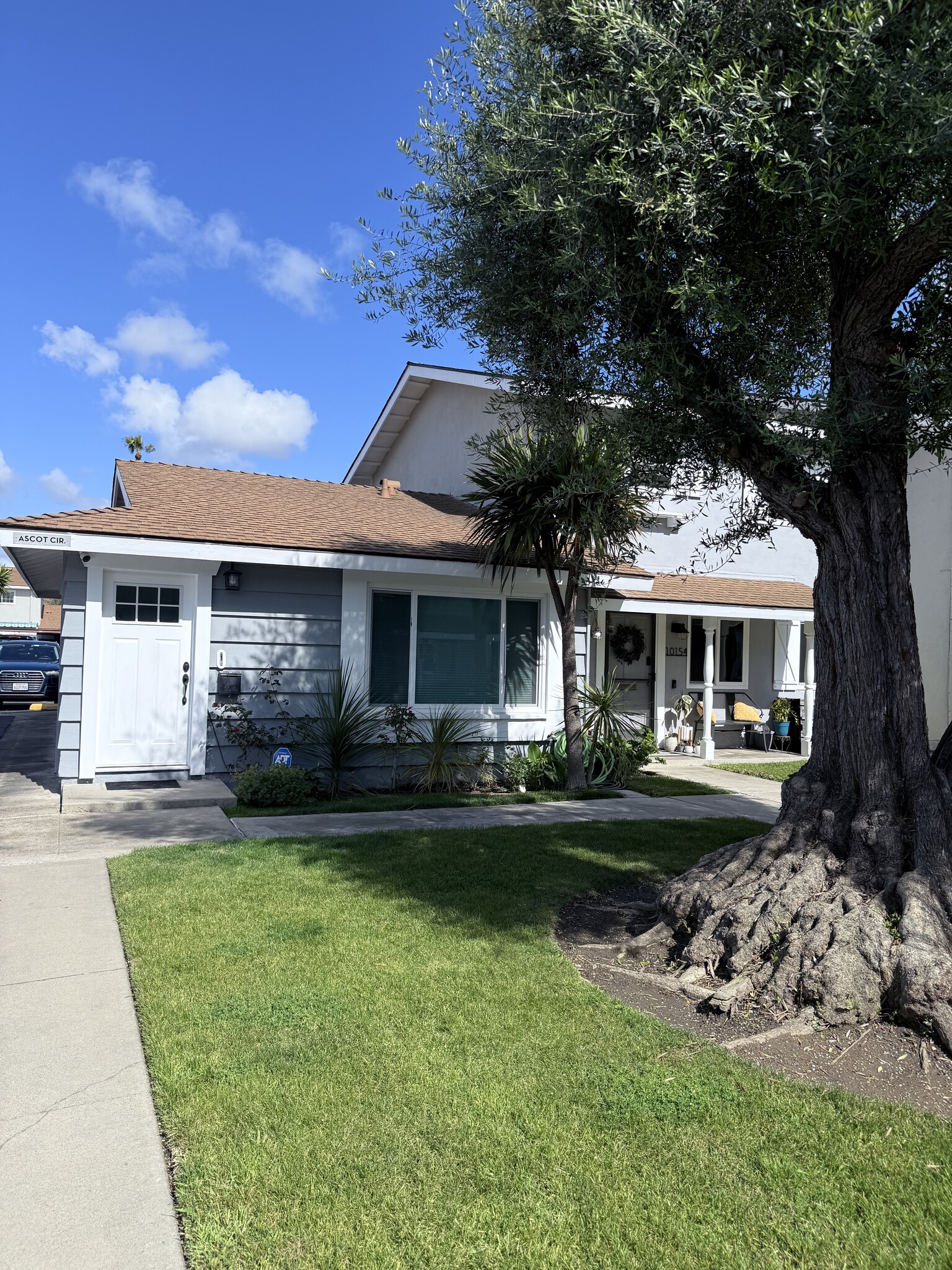 Beautiful coastal style and mature landscape - 10152 Ascot Cir