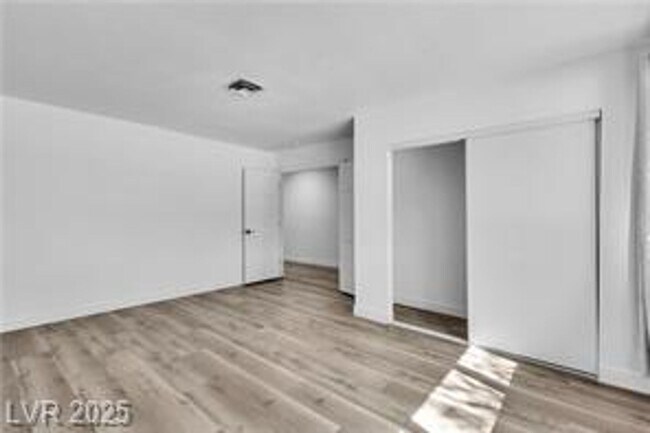 Building Photo - Spacious Single Story Home Near Sahara/Eas...