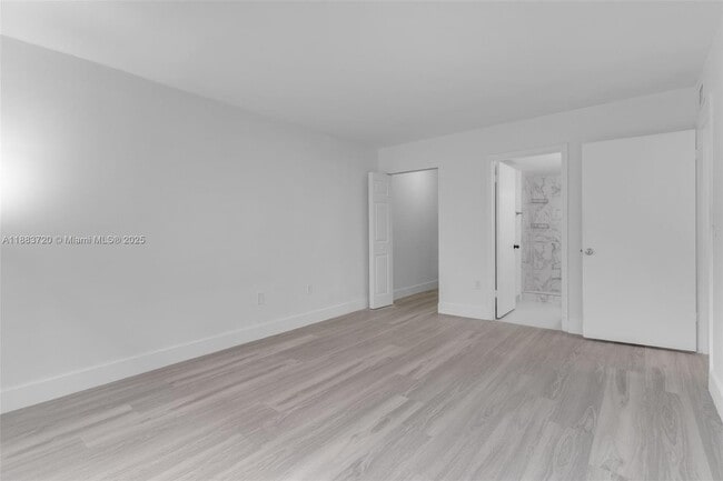 Building Photo - 6235 SW Kendale Lakes Cir