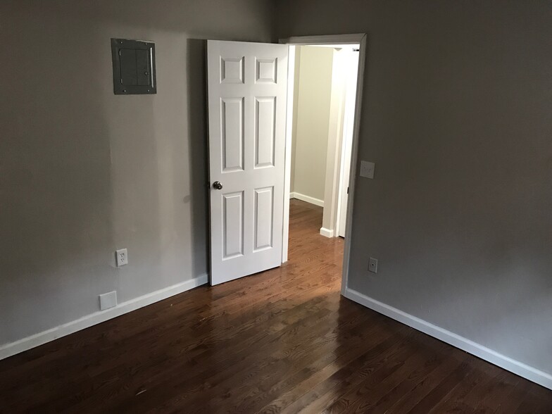 Building Photo - 2116 Kemper Ln