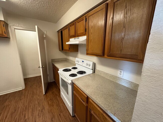 Building Photo - Cute duplex unit in NRH