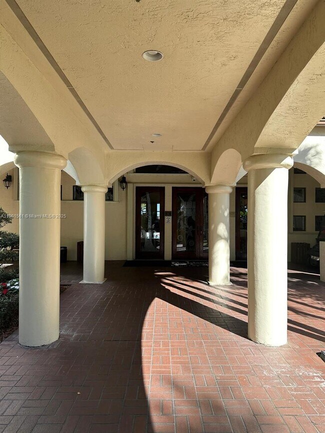 Building Photo - 9410 Live Oak Pl