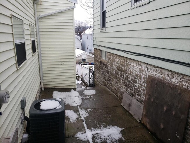 Side Yard - 1007 6th Ave
