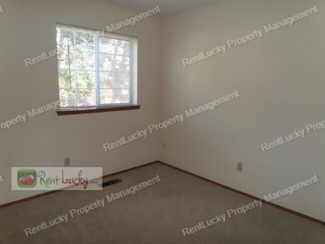 Building Photo - Beautiful 3-Bedroom Home in Sought-After F...