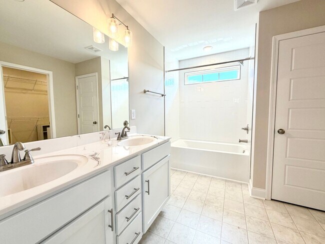 Building Photo - 2662 Scott Dr