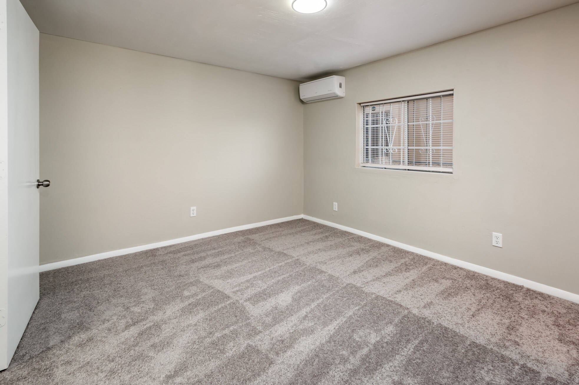 Building Photo - 1416 W Clarendon Ave