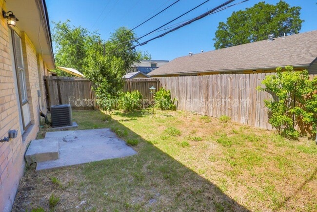 Building Photo - 5613 Lochmoor