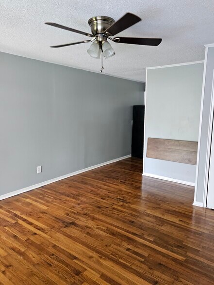 Living room into kitchen - 528 Overlook St