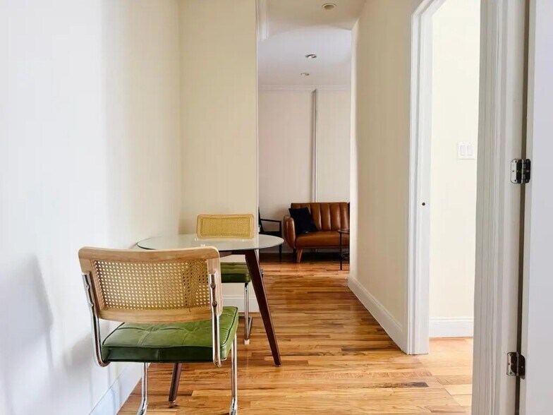 Building Photo - Furnished room/NOT APARTMENT