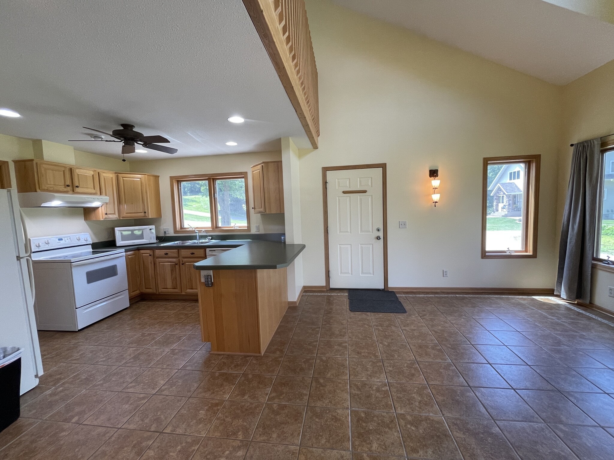 Building Photo - 28690 W Lake Dr