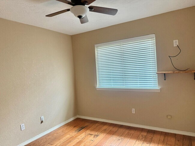 Building Photo - 10107 Hollow Canyon Dr