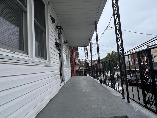 Building Photo - 600 Sioux St