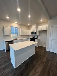 Building Photo - 4-Bedroom 2.5-Bathrrom house in Springfield
