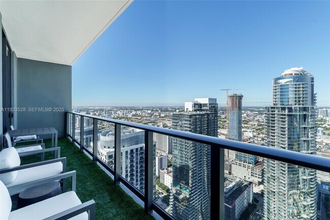 Building Photo - 601 NE 1st Ave