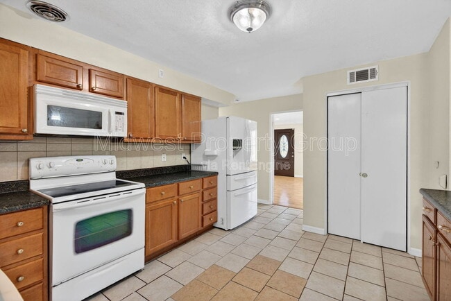 Building Photo - 2047 Goodale Ave