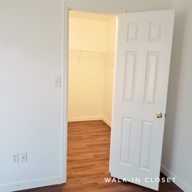 Walk-in Closet - 5320 Manor Ridge Dr