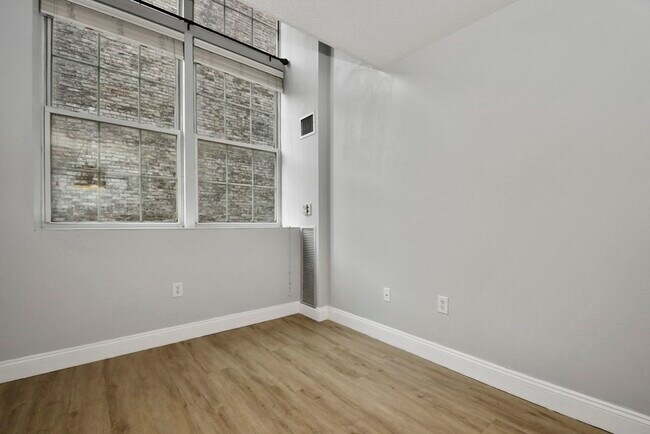 Building Photo - 200 Market St