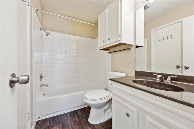 Building Photo - 710 Rollingway Dr