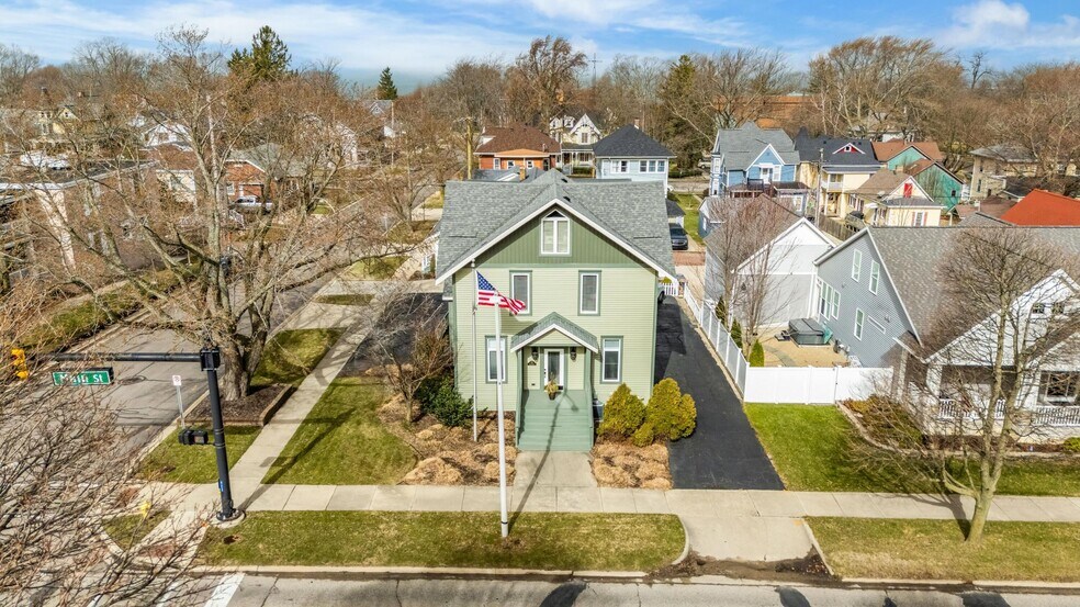 Building Photo - 720 Main St