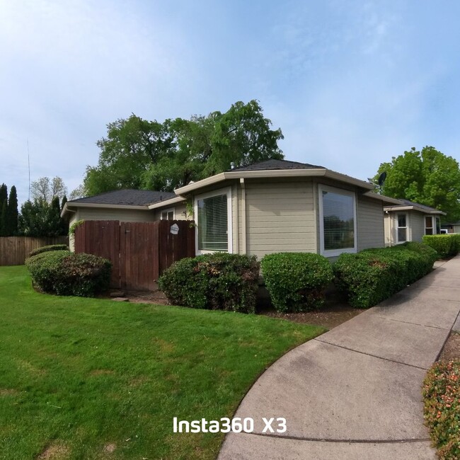 Primary Photo - Charming 3 Bed 2 Bath Medford Townhome