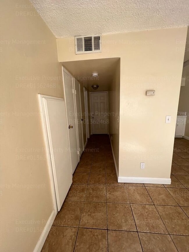 Building Photo - 2 bedroom, 1.5 bathroom townhouse.