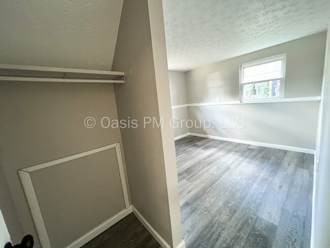 Building Photo - 912 Tellega Ave