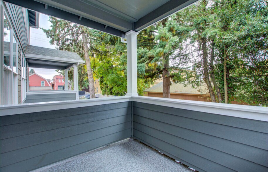 Building Photo - 6049 NE Flanders St