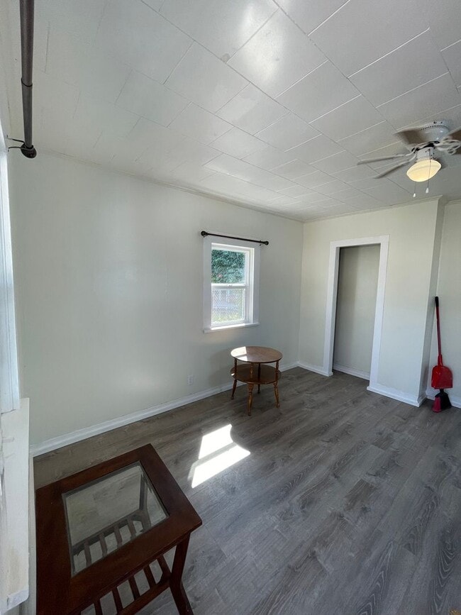 Building Photo - Hard to find 1 bdrm 1 bath house in the he...