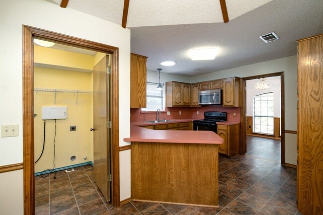 Building Photo - *Cozy Corner Home*
