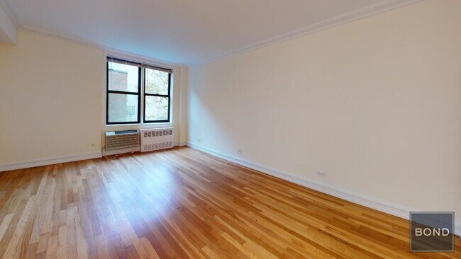 Primary Photo - 305 W 13th St