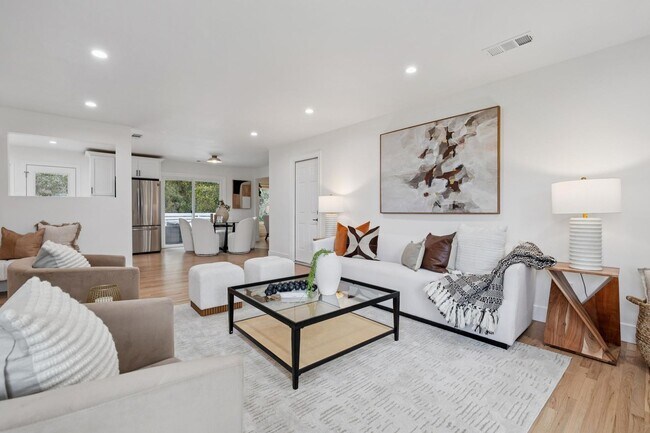 Building Photo - Updated Woodland Estates Home