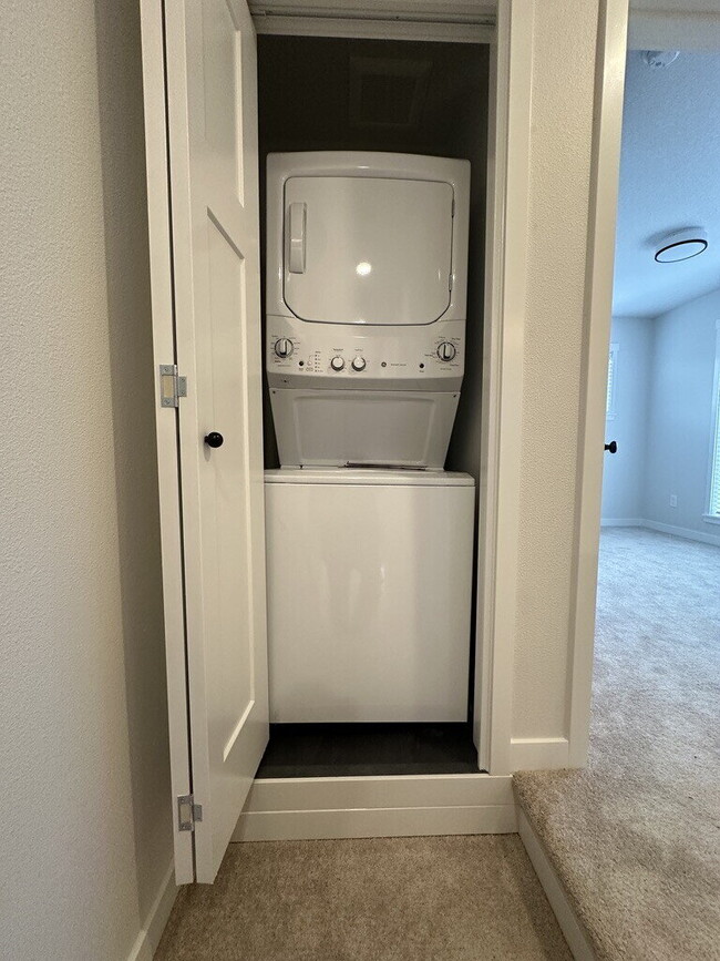 Building Photo - New 2-Bedroom Townhome
