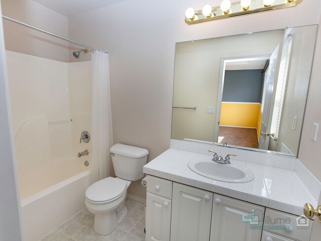 Building Photo - 2 Bedroom, 2.5 Bath Close to Nike and Intel!