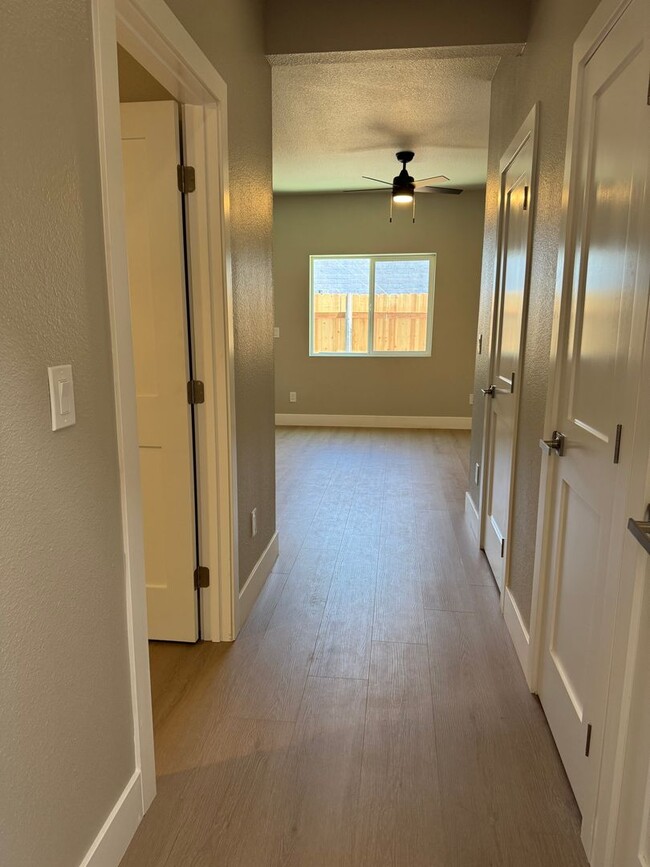 Building Photo - New Downtown Construction 650 Sqft. 1 Bedr...