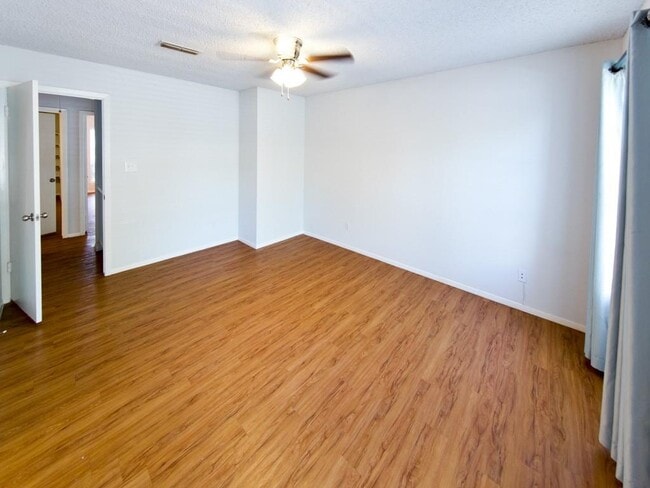 Building Photo - 6534 E Hill Dr